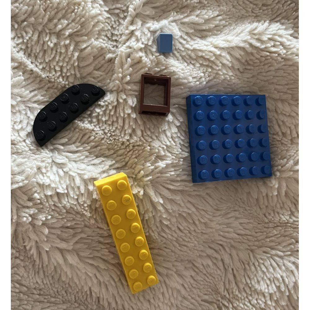 Lot Of 6 LEGO Pieces - Assorted Colors & Sizes - Picture 4 of 6